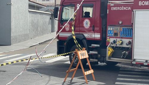 Fio de alta cai sobre avenida e mobiliza Corpo de Bombeiros em São Carlos