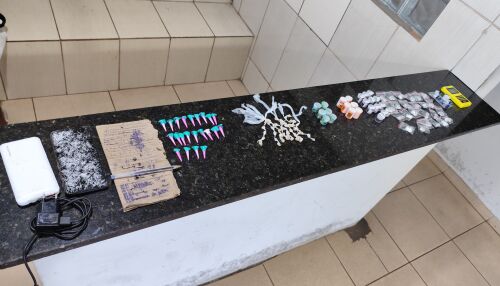 Tráfico de drogas no Jardim Gonzaga termina com homem detido pela PM