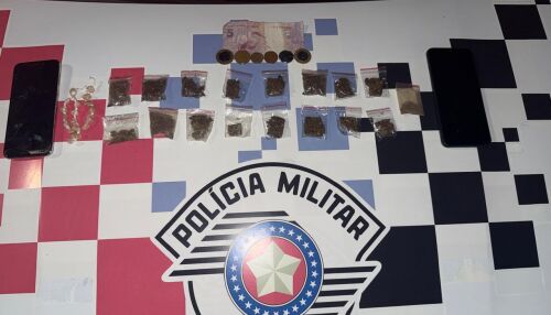 Tráfico em praça pública termina com prisão em flagrante em Brotas