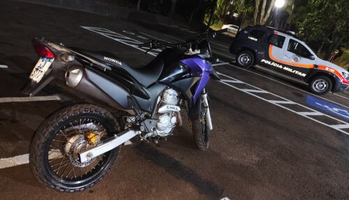 PM recupera moto furtada e prende jovem por adulteração em Ribeirão Bonito