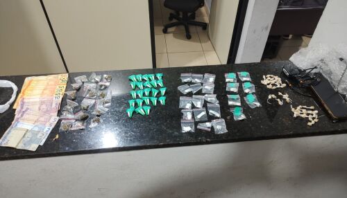 PM prende jovem com sacola de drogas e dinheiro no Planalto Verde