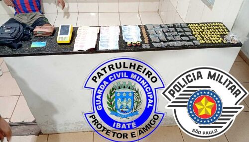 Homem é preso com drogas e dinheiro durante ação conjunta entre PM e GCM em Ibaté