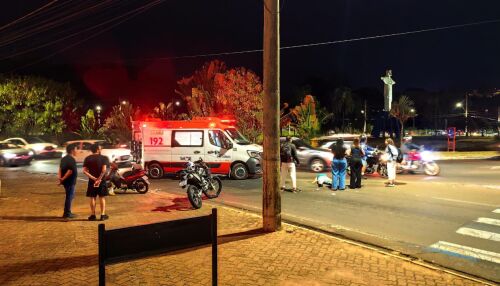 Motociclista fica ferida após colisão com carro em cruzamento movimentado de São Carlos