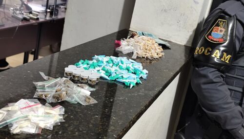 Adolescente tenta esconder drogas ao ver ROCAM e Força Tática e acaba detido no São Carlos 8
