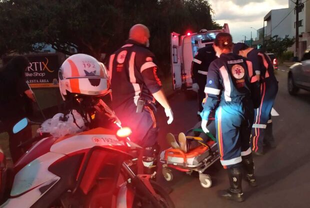 Motociclista fica ferida após atropelar pedestre