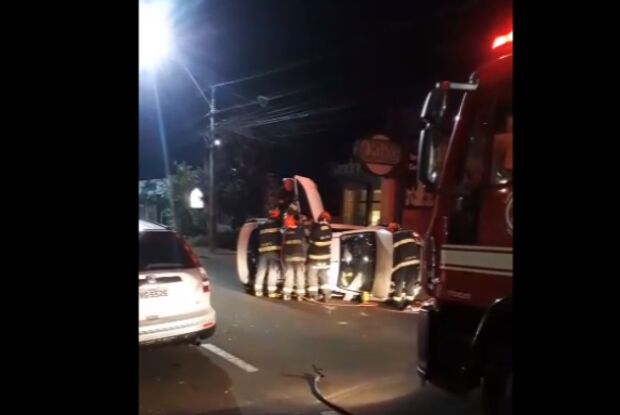 Motorista fica retido em veículo após tombamento no centro de São Carlos; veja vídeo