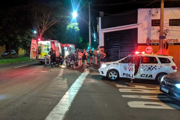 Carro avança pare e é atingido por moto no Botafogo