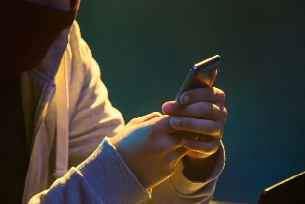 Golpistas se passam por advogado, promotor e juiz em videoconferência e aplicam estelionato