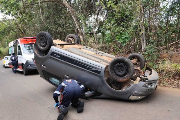 Motorista perde controle e carro capota em estrada na região da UFSCar