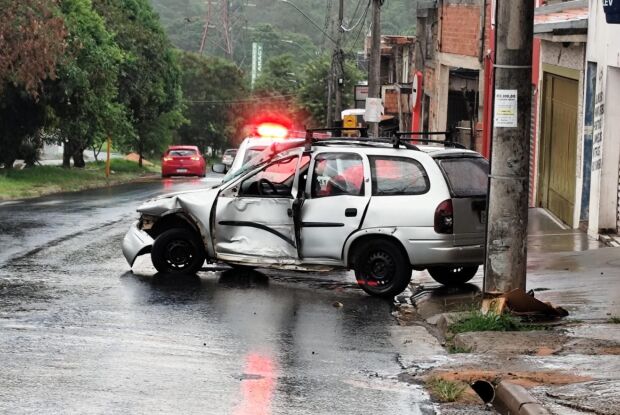 Motorista de 27 anos fica ferido após colidir carro contra poste em avenida no Cidade Aracy