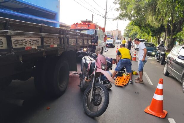 Motociclista sofre ferimentos graves e precisa ser intubado após acidente na Henrique Gregori 