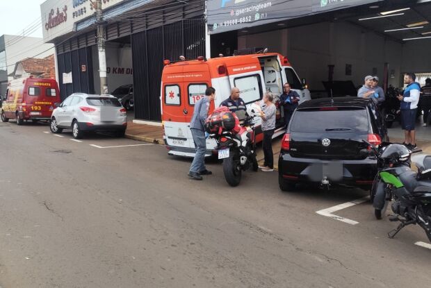 Garupa fica ferida após colisão traseira na região da Praça Itália