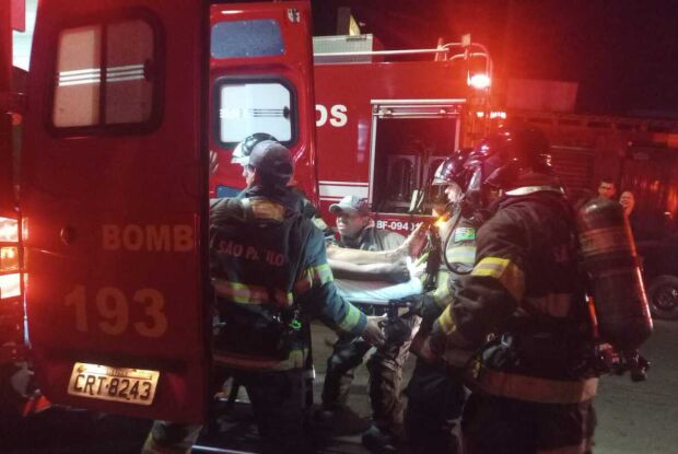 Incêndio destrói residência e deixa homem em estado grave em Ibaté

