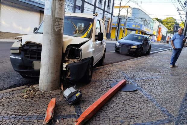 São Carlos lidera acidentes contra postes na região 