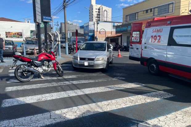 Motociclista fica ferido em colisão na Avenida São Carlos