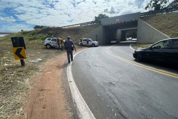  Homem cai em buraco sob viaduto e é resgatado pelos Bombeiros