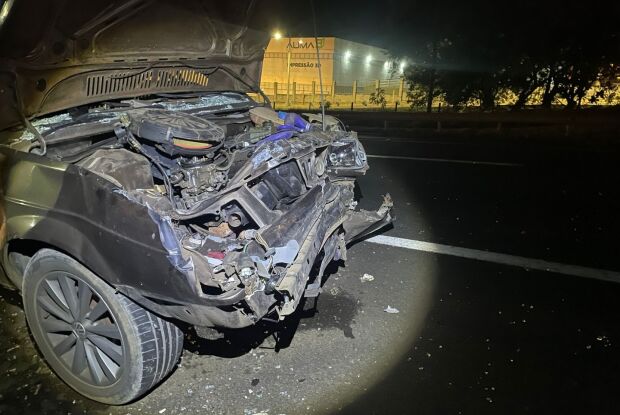 Colisão entre carro e caminhonete deixa três feridos na SP-318