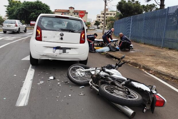 Motoboy fica ferido após colisão traseira na região da USP