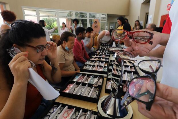 Mutirão de óculos: vereador Elton Carvalho destina recurso para zerar a fila de espera