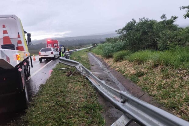 Motorista perde o controle e colide contra defensa metálica na estrada do Broa