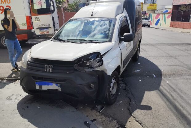 Colisão deixa motorista ferida em cruzamento na Vila Costa do Sol 