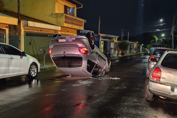 Fiat Palio tomba e atinge veículos estacionados na Vila Brasília
