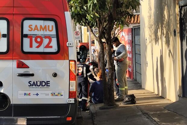 Colisão entre carro e moto deixa jovem ferida no Centro 