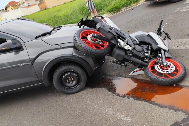 Colisão entre moto e carro deixa motociclista ferido no Planalto Paraíso