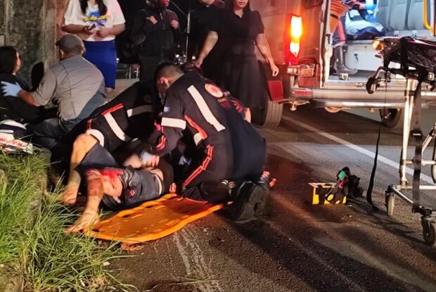 Motociclista fica gravemente ferido após perder controle e colidir em muro na curva do Joinha 