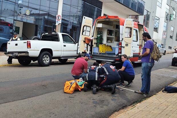 Motoboy fica ferido após colisão no Centro