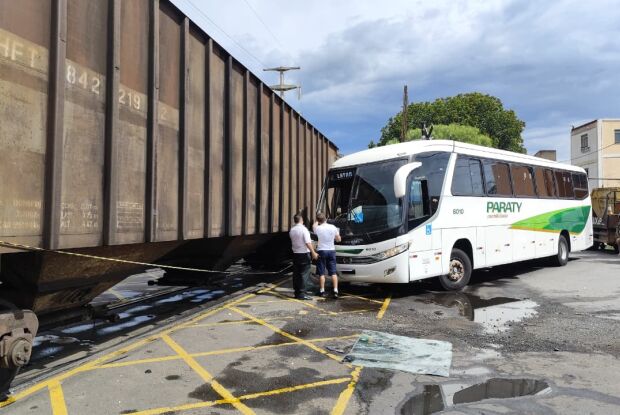 Ônibus transportando trabalhadores da LATAM bate em trem