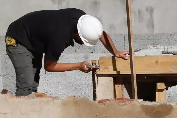 Pedreiro se torna profissional raro e contexto exige mudança de paradigma