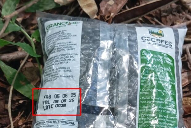 URE investiga pacotes de feijão dentro da validade encontrados jogados ao lado de córrego