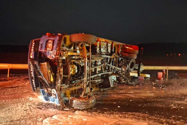Acidente com caminhão deixa três feridos na SP-318