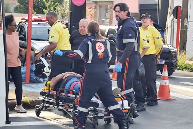 Carro avança sinal de pare e causa acidente no Centro 