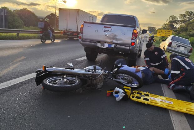 Motociclista sofre fratura exposta após colisão traseira na SP-310