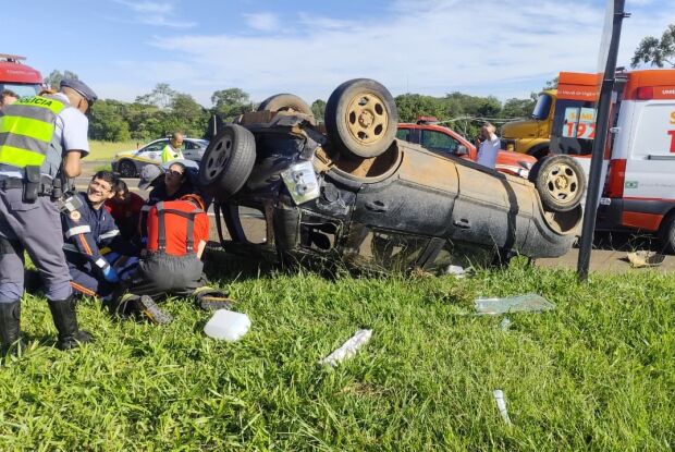 Carro capota após colisão na SP-215; quatro pessoas ficam feridas