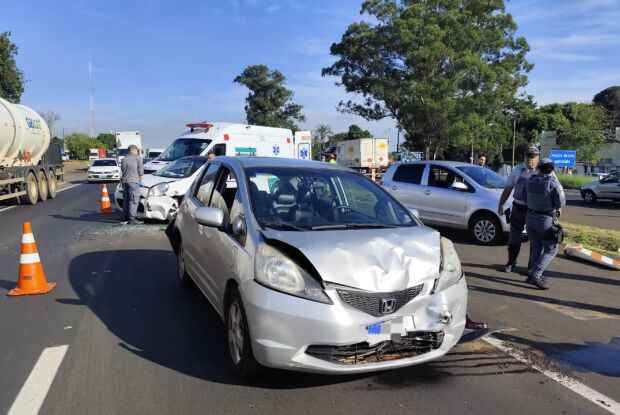 Engavetamento com cinco veículos deixa duas pessoas feridas na WL