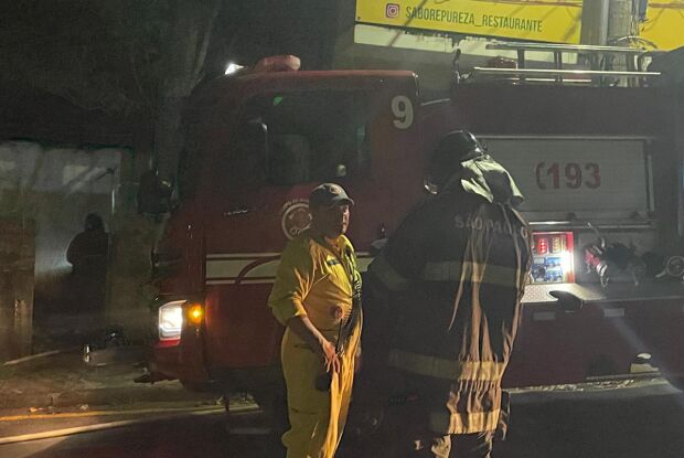 Incêndio atinge imóvel utilizado por moradores de rua na região da Santa Casa