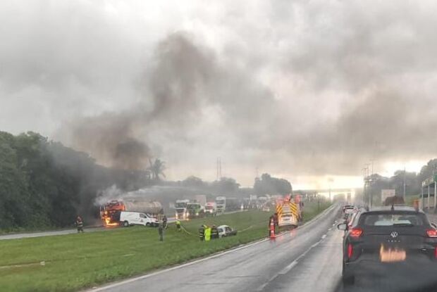 Carreta pega fogo após engavetamento e interdita rodovia Washington Luís