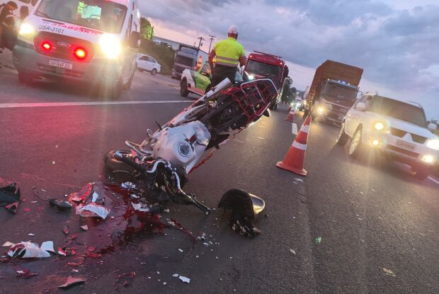 Motociclista morre após colisão com caminhão na SP-310; passageira está em estado grave