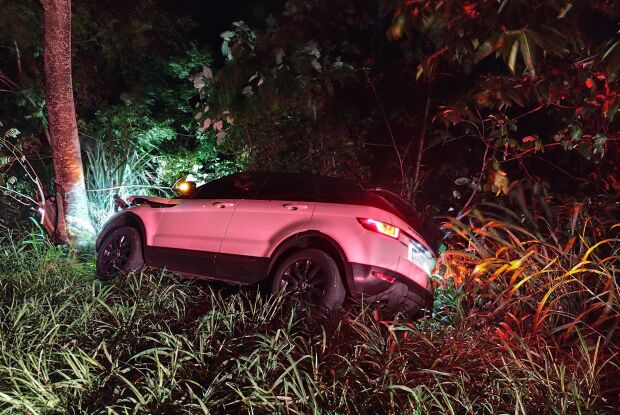 Motorista sofre mal súbito e colide Land Rover contra árvore na SP-215