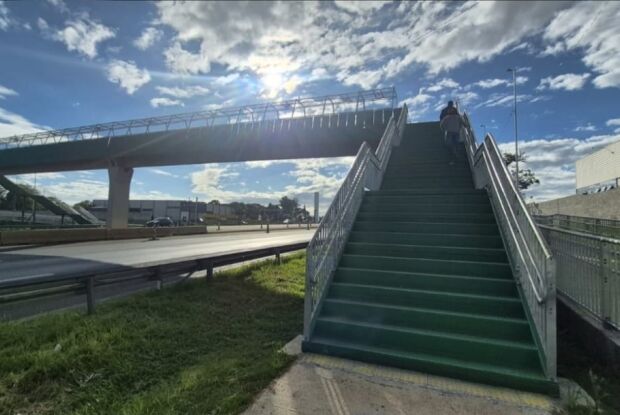 Maioria dos acidentes com pedestres e ciclistas na SP-310 ocorre próximo a passarelas em São Carlos