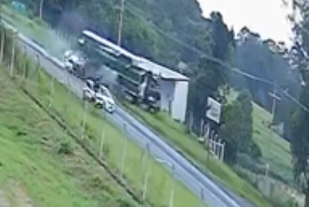 Câmera flagra colisão que terminou com a morte de mulher na SP-215; veja vídeo 