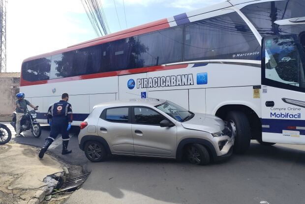 Colisão entre carro e ônibus é registrada no Jardim Bandeirantes