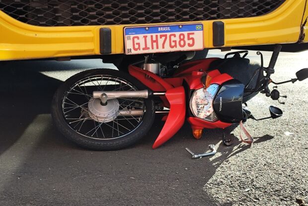 Motociclista fica ferido após colisão com ônibus na região da Praça da Estação
