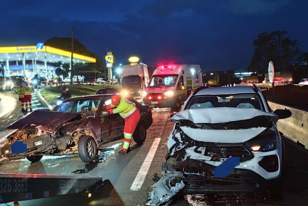 Carro sem motorista invade rodovia Washington Luís e causa acidente 