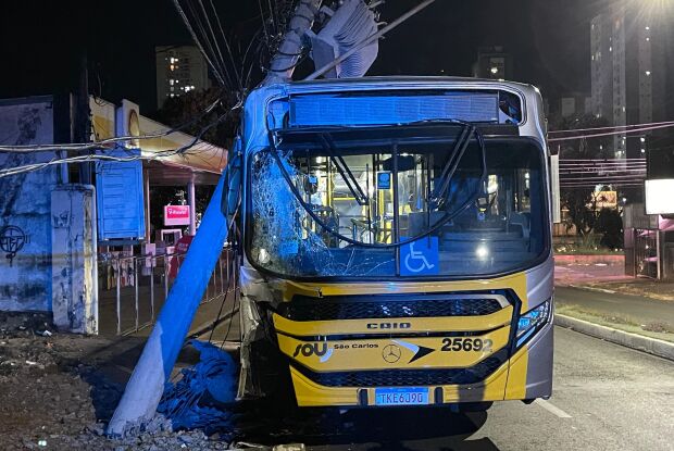 Ônibus colide contra poste na Avenida São Carlos e deixa dois feridos leves