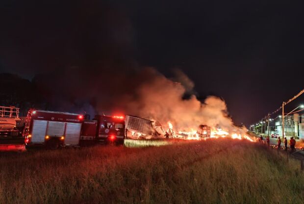 Grave acidente envolvendo carretas é registrado na Washington Luís