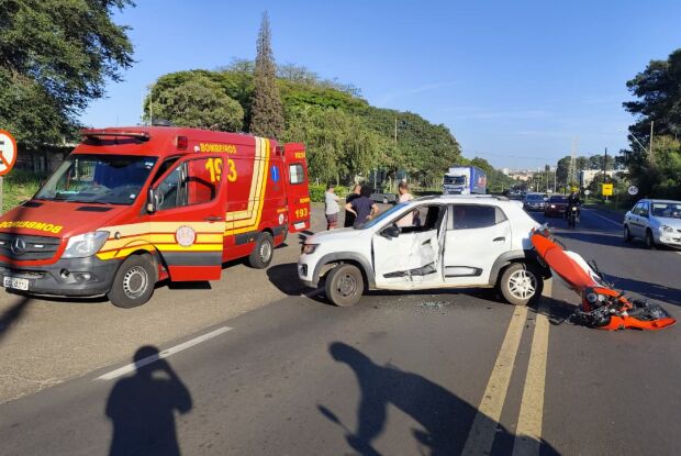 Conversão proibida provoca acidente entre carro e motocicleta em São Carlos